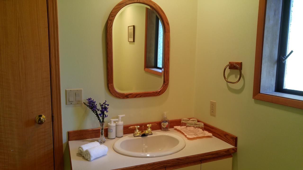 Sunshine Coast Treetop B&B Sechelt Exterior foto
